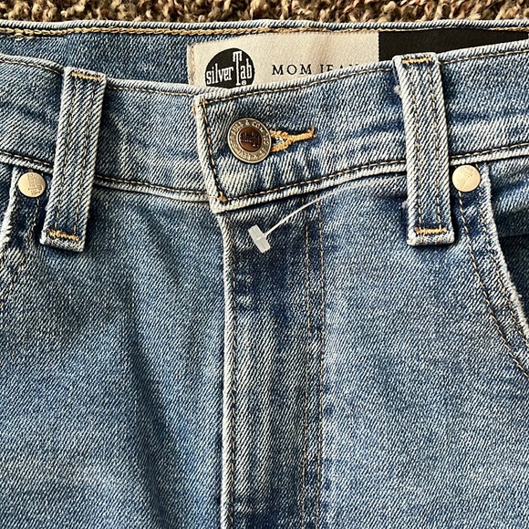 NWOT Levi Strauss Silver Tab Distressed Mom Jean, Size 28, Medium Wash Denim - Picture 6 of 15
